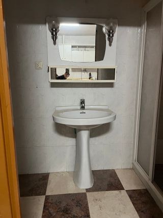 Espejo de baño plateado y blanco