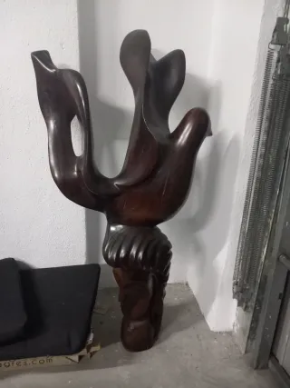 Figura de madera caoba artística