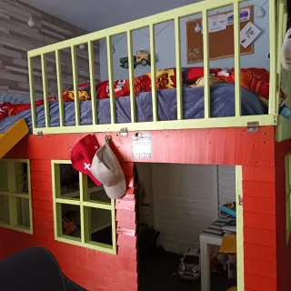 Cama  de madera con tobogán