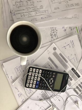 Profesora de Álgebra, Cálculo, Física, Circuito...