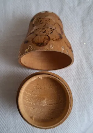 Bambola russa in legno dipinta a mano