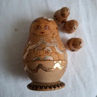 Bambola russa in legno dipinta a mano