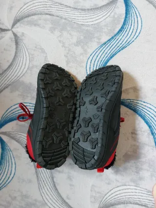 Botas de montaña negras y rojas