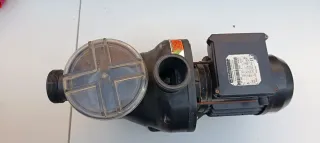 Bomba de piscina negra