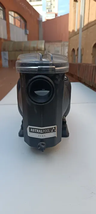 Bomba de piscina negra