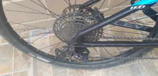 Bicicleta Kross MTB 29. Modelo level