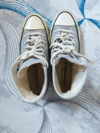 Converse grises y blancas