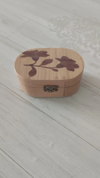 Joyero de madera con flores