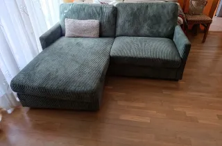 Sofá chaise longue de pana verde. Cheslong 1.40m