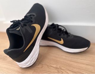 Zapatillas Nike Revolution Mujer Negro/Dorado