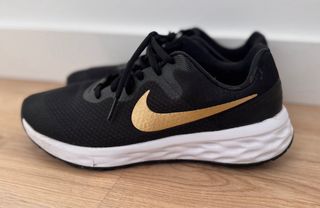 Zapatillas Nike Revolution Mujer Negro/Dorado