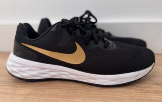 Zapatillas Nike Revolution Mujer Negro/Dorado