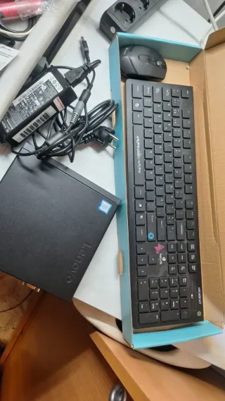 Mini PC Lenovo completo pantalla teclado y ratón