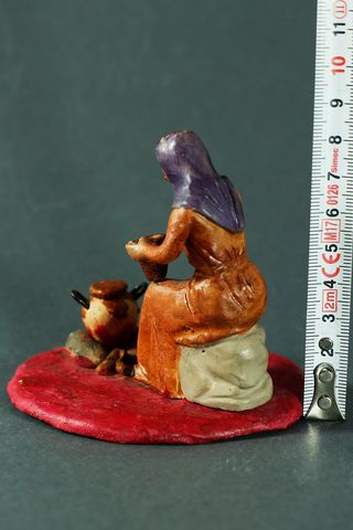 CAMPESINA COCINANDO, PARA BELÉN, EN BARRO. 8,5 CM.