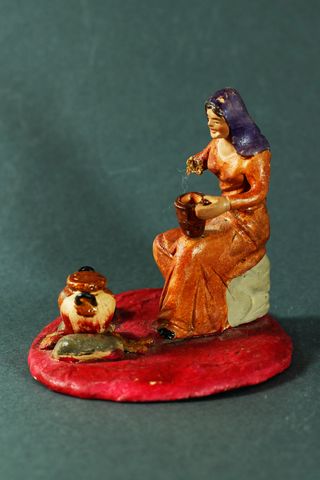 CAMPESINA COCINANDO, PARA BELÉN, EN BARRO. 8,5 CM.
