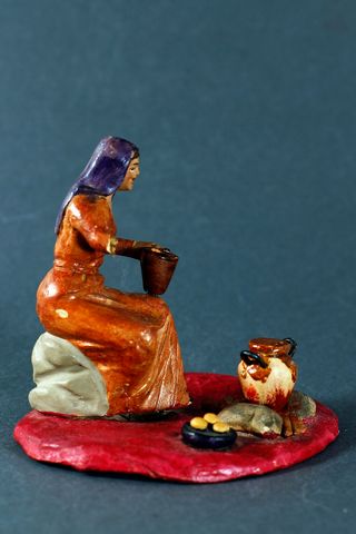 CAMPESINA COCINANDO, PARA BELÉN, EN BARRO. 8,5 CM.