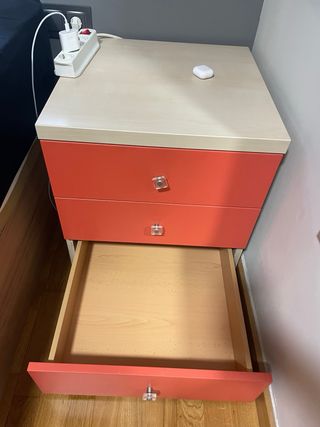 Mesita de noche madera y naranja