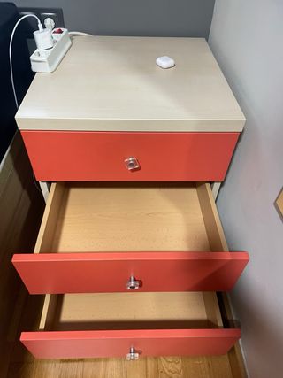 Mesita de noche madera y naranja