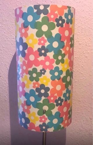 Lámpara de pie con flores