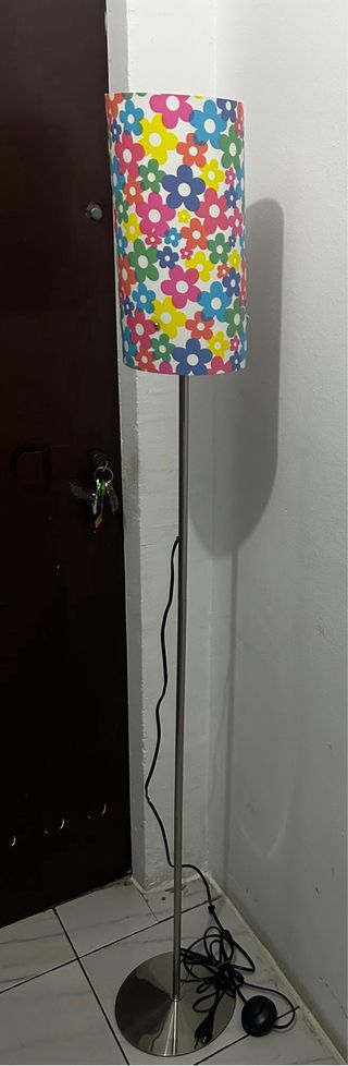Lámpara de pie con flores