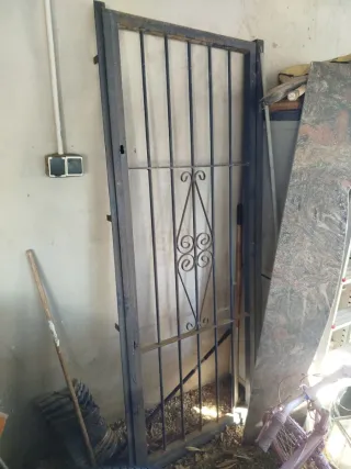 Puerta reja metálica con premarco 2m x 0,80