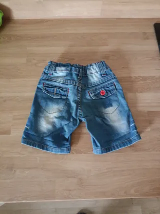 Pantalón corto vaquero desgastado