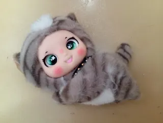 Gato de peluche de preciosa cara de ojos verdes!