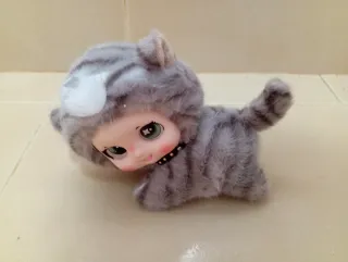 Gato de peluche de preciosa cara de ojos verdes!