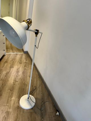 Lámpara de pie blanca y dorada