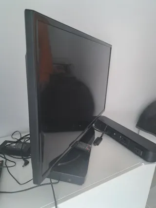 Télévision Samsung y altavoz