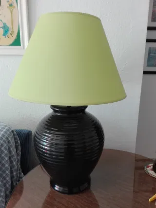 Lámpara de cerámica negra y pantalla verde