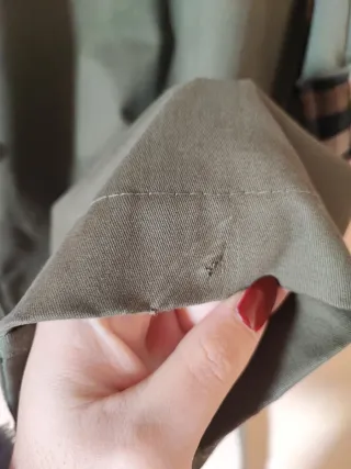 Gabardina de algodón verde.