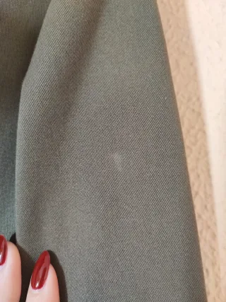 Gabardina de algodón verde.