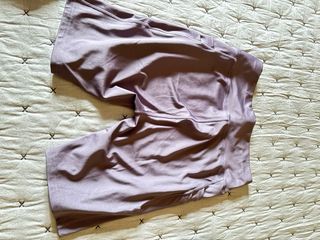 Leggings cortos morados talla 44/46 aunque pone XL