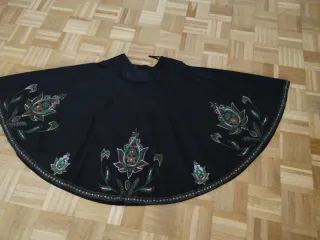 Falda negra con bordado floral