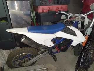 Moto Enduro/Motocross Azul y Blanca