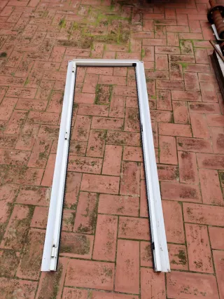 Puerta blanca con cristal y rejillas