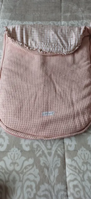 Saco para carrito bebé rosa de pasito a pasito.