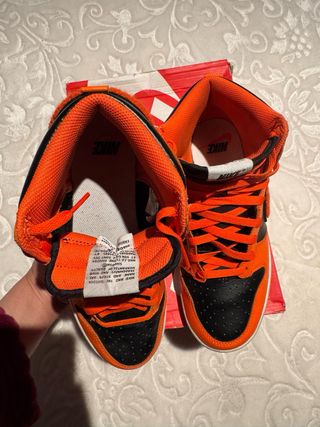 Zapatillas Nike Dunk High Naranja y Negro