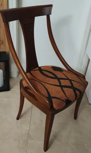 Dos sillas de madera con tapizado estampado
