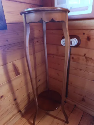 Mesita alta de madera clásica