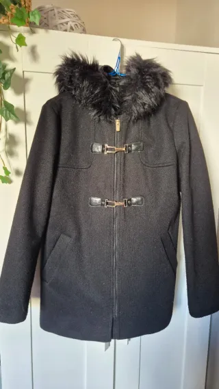 Abrigo negro mujer con capucha con pelo sintético