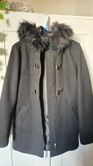 Abrigo negro mujer con capucha con pelo sintético