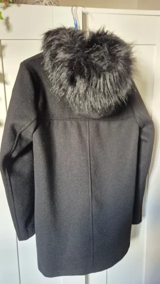 Abrigo negro mujer con capucha con pelo sintético