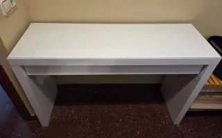 Tocador blanco y cristal protector