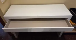 Tocador blanco y cristal protector