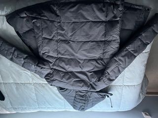 Chaqueta de invierno gris y negra