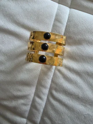 Brazalete dorado con piedra negra