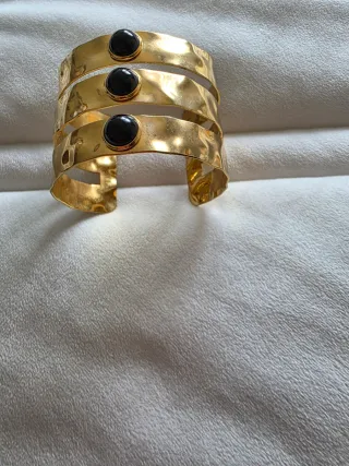Brazalete dorado con piedra negra