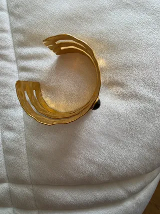 Brazalete dorado con piedra negra